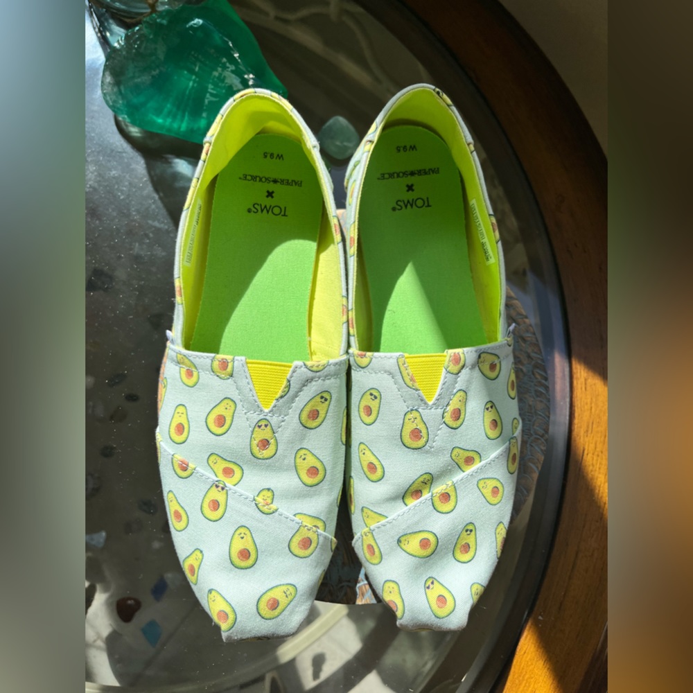 🥑TOMS🥑- Light Blue/Avocado design Toms- Size 9.5